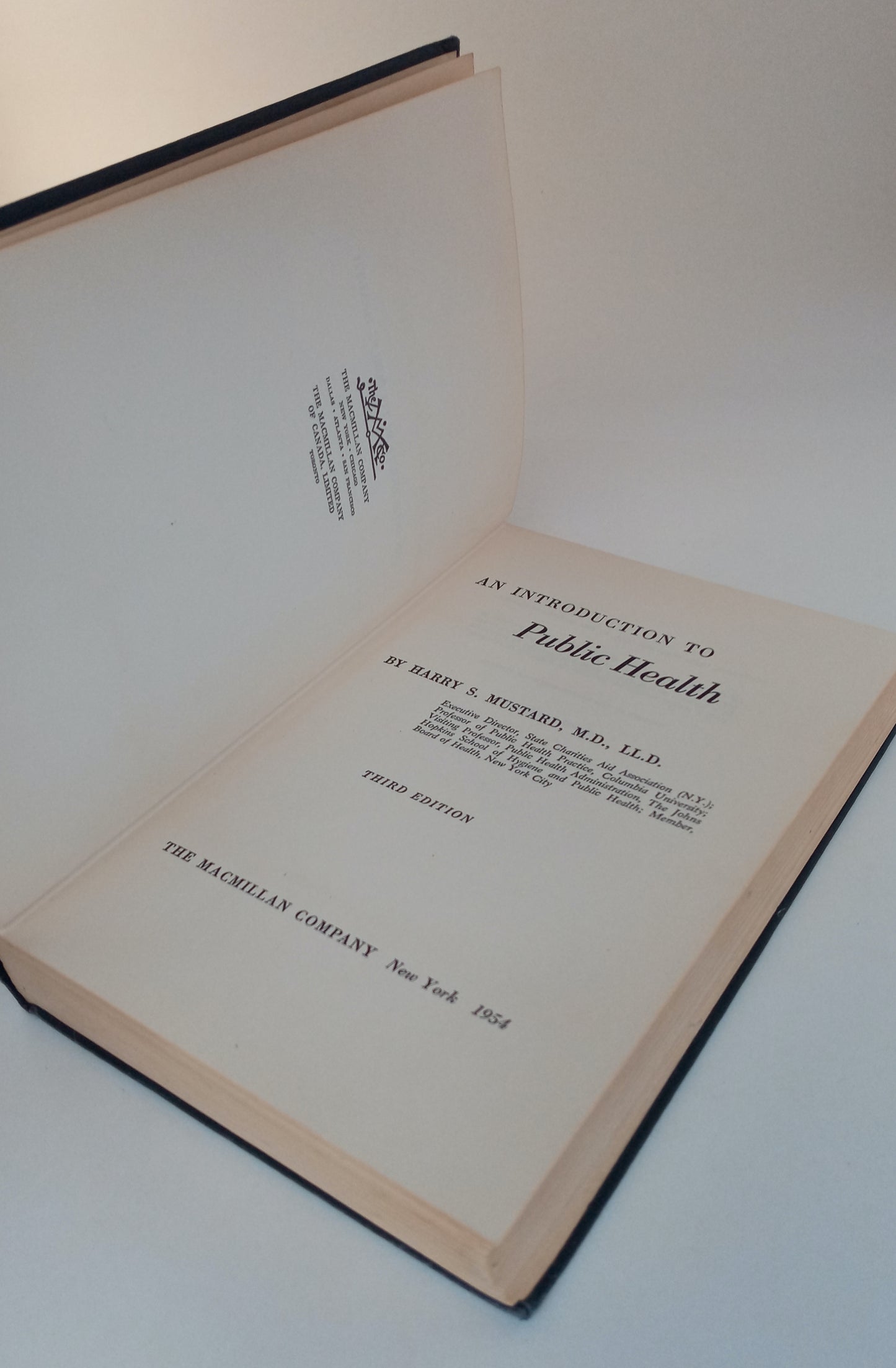 An Introduction to Public Health book cover