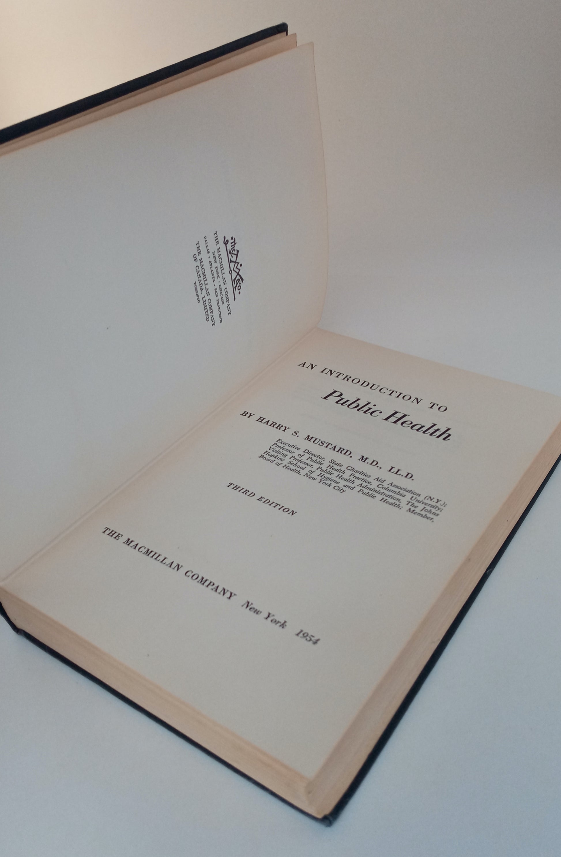 An Introduction to Public Health book cover