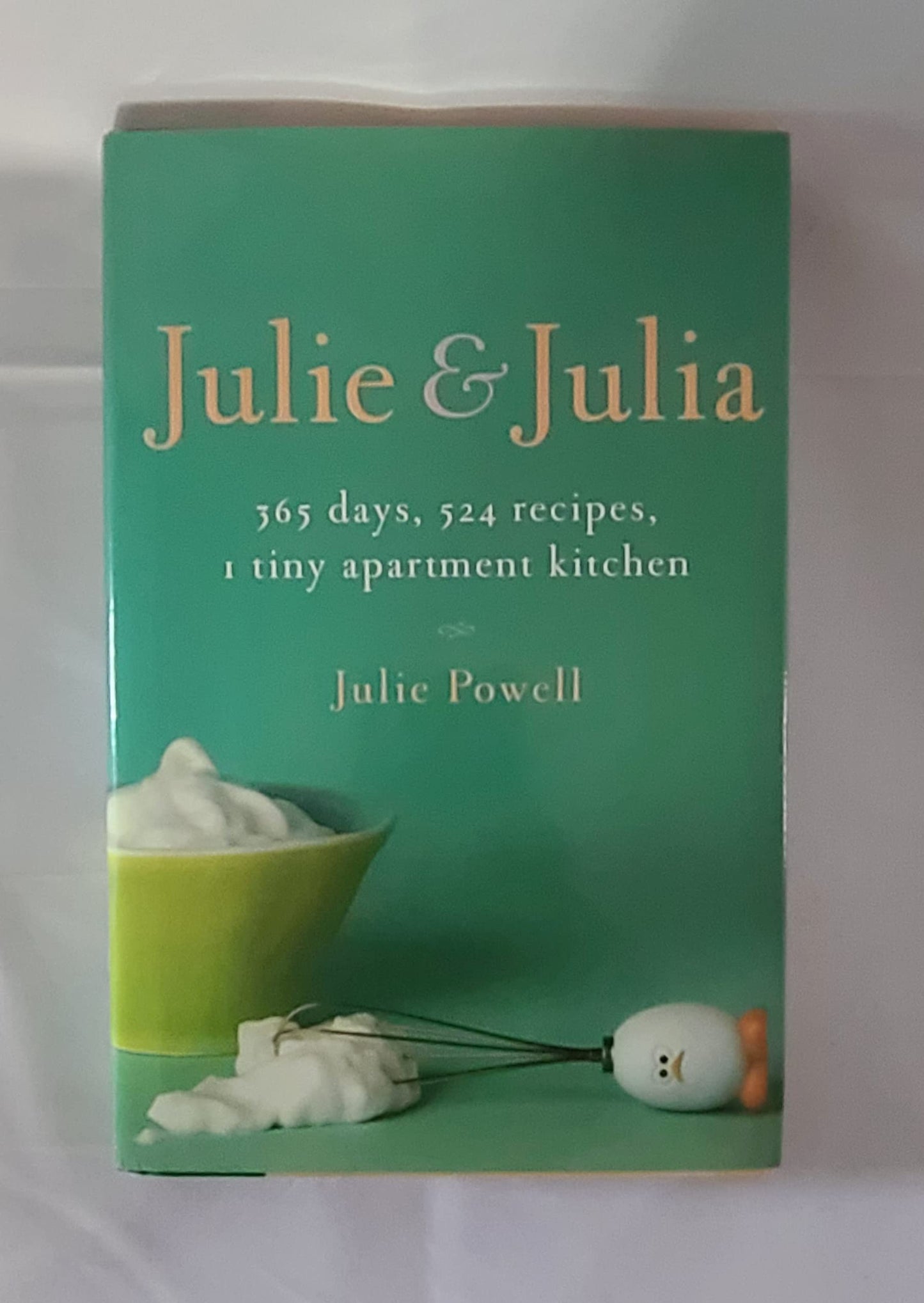 Julie and Julia: 365 Days, 524 Recipes, 1 Tiny Apartment Kitchen: How One Girl Risked Her Marriage, Her Job, and Her Sanity to Master t