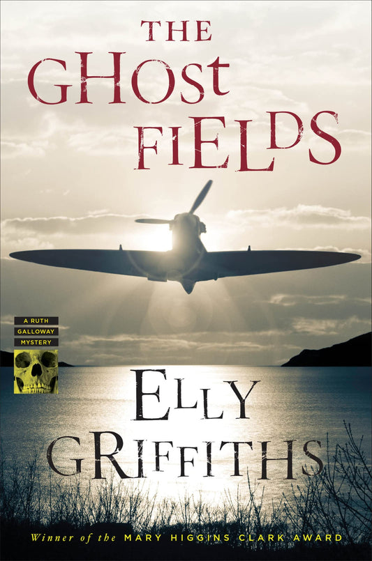 The Ghost Fields (Ruth Galloway Mysteries) (Ruth Galloway Mysteries, 7)