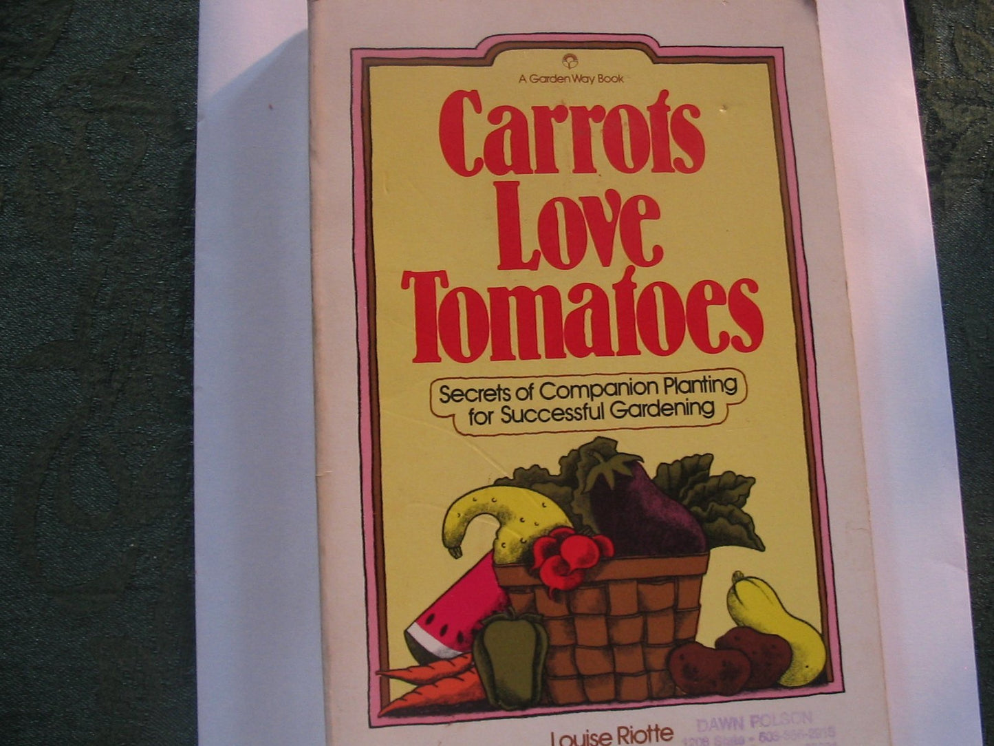 Carrots Love Tomatoes: Secrets of Companion Planting for Successful Gardening book cover