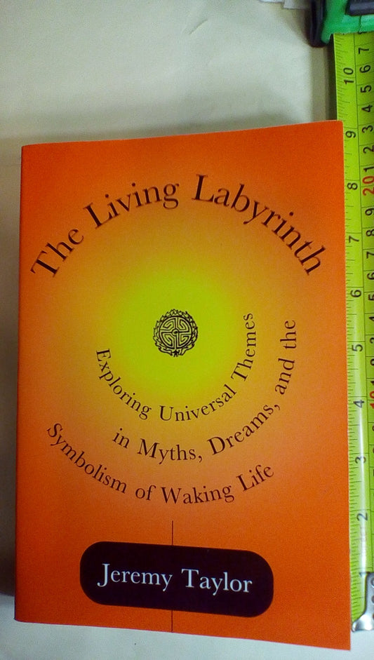 Living Labyrinth: Exploring Universal Themes in Myth, Dreams, and the Symbolism of Waking Life