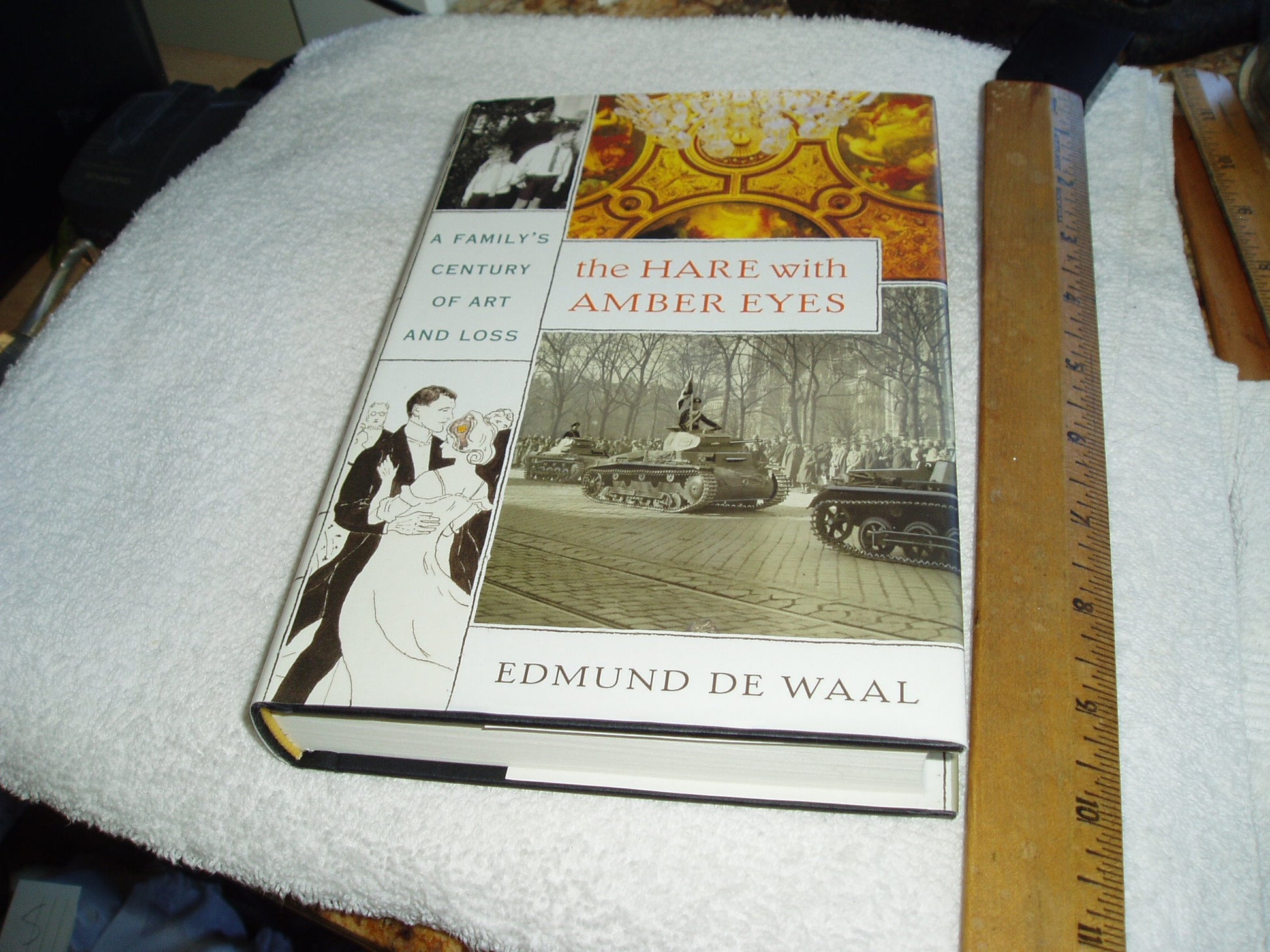 Hare with Amber Eyes: A Family's Century of Art and Loss book cover
